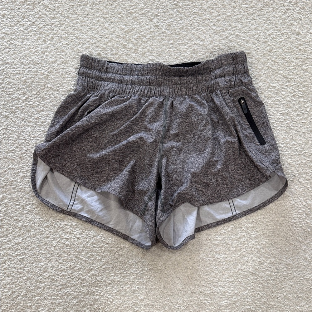 LULULEMON TRACKER GREY SHORTS
4" WOMENS 8